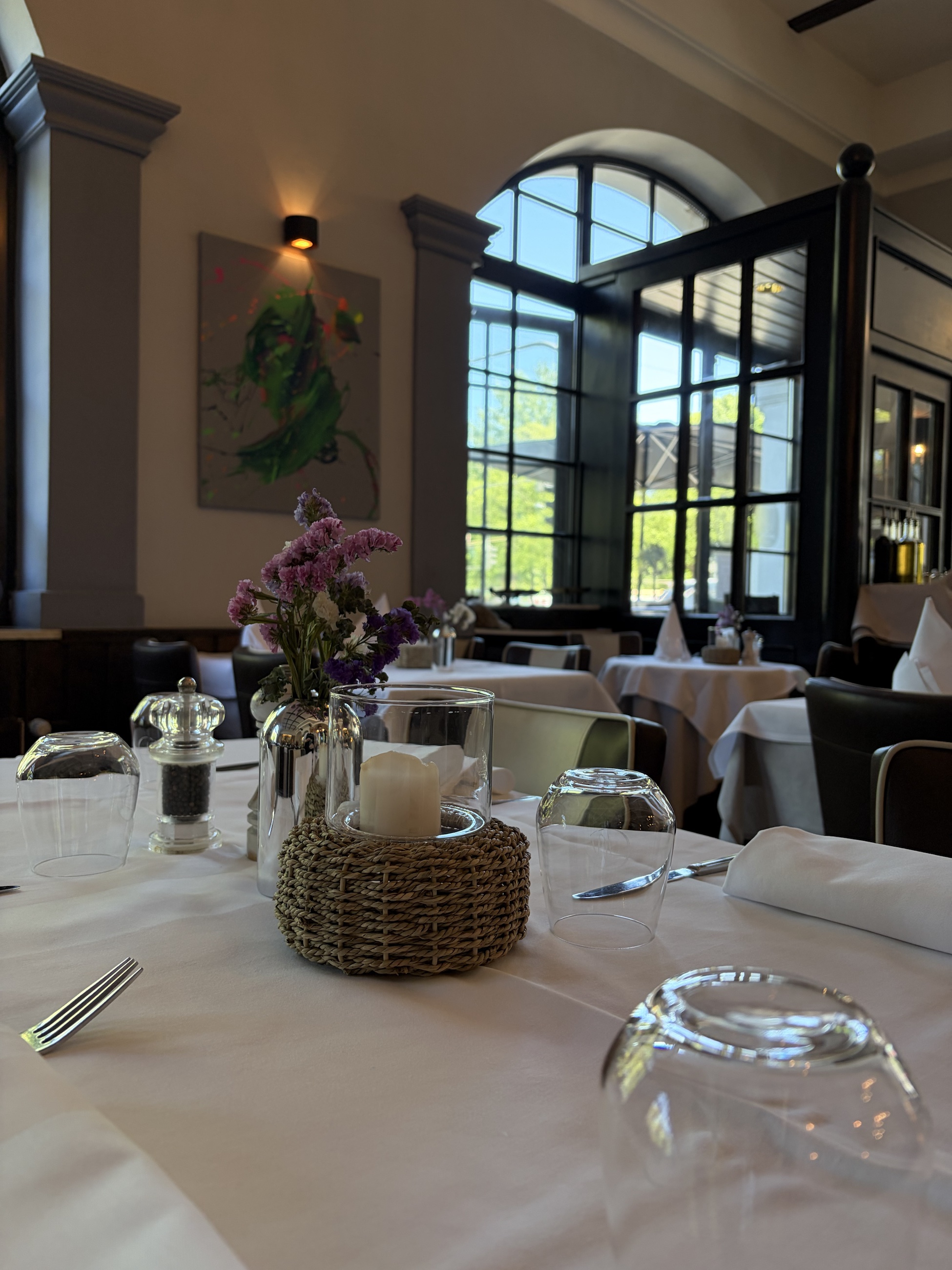 Stilvoll gedeckter Tisch im Nuovo Tivoli vor den charakteristischen Rundbogenfenstern